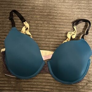 PINK Victoria's Secret wear everywhere T-shirt bra